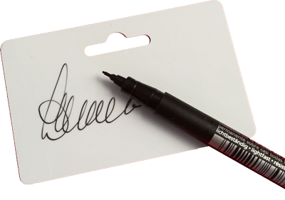 op een plastic card schrijven met een pen